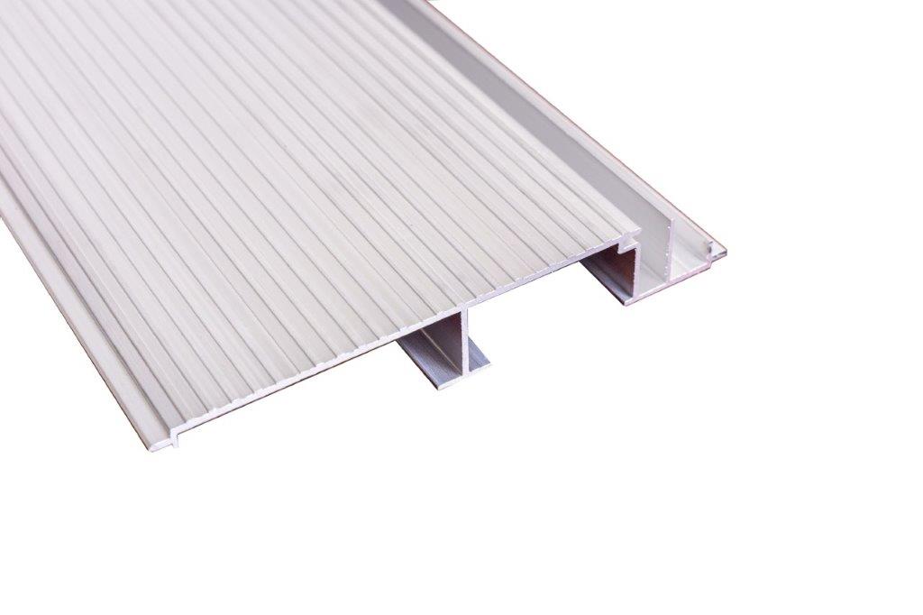 Un gros plan d'un morceau de métal sur fond blanc.