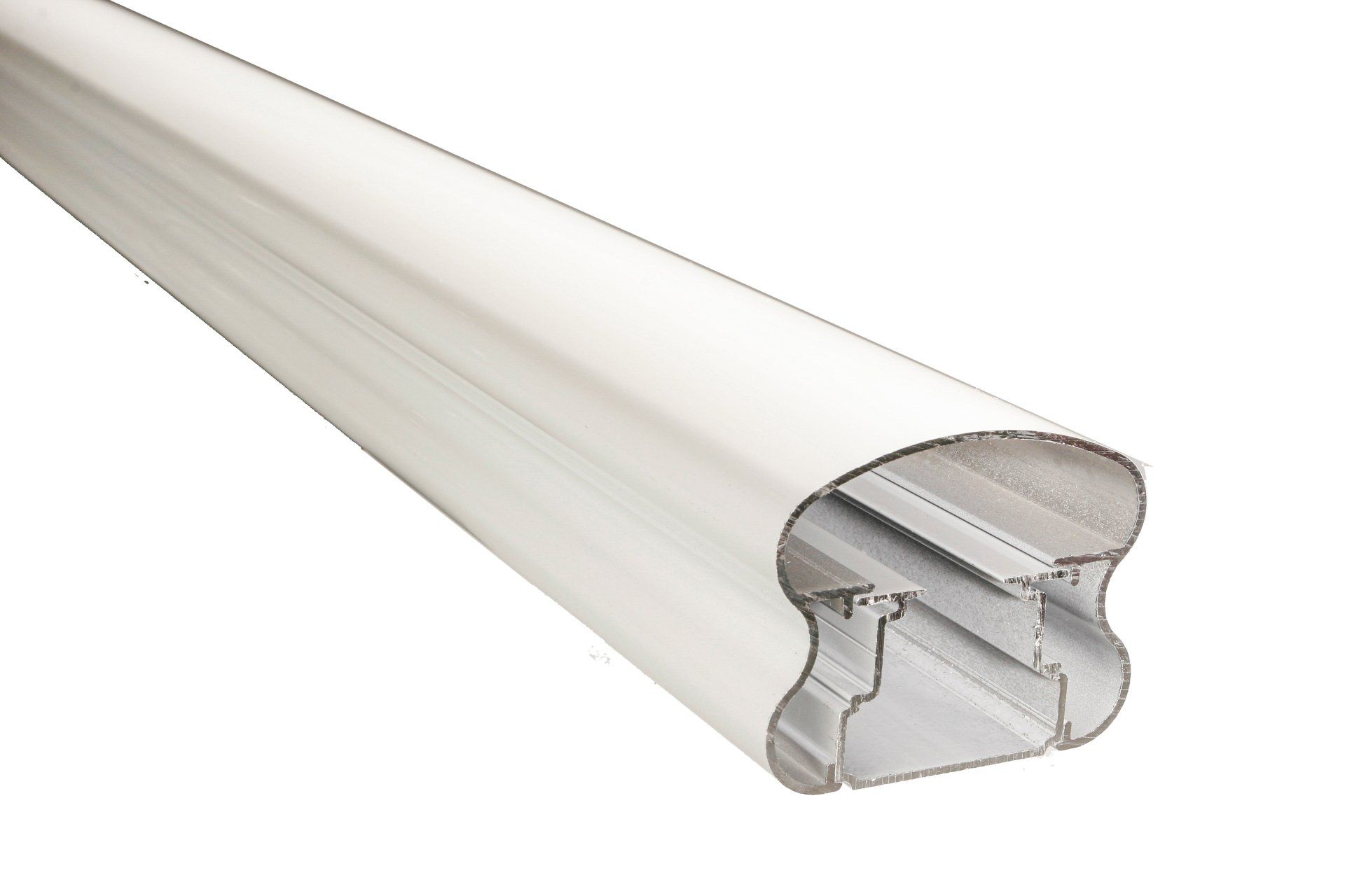 Un gros plan d'une balustrade blanche sur fond blanc