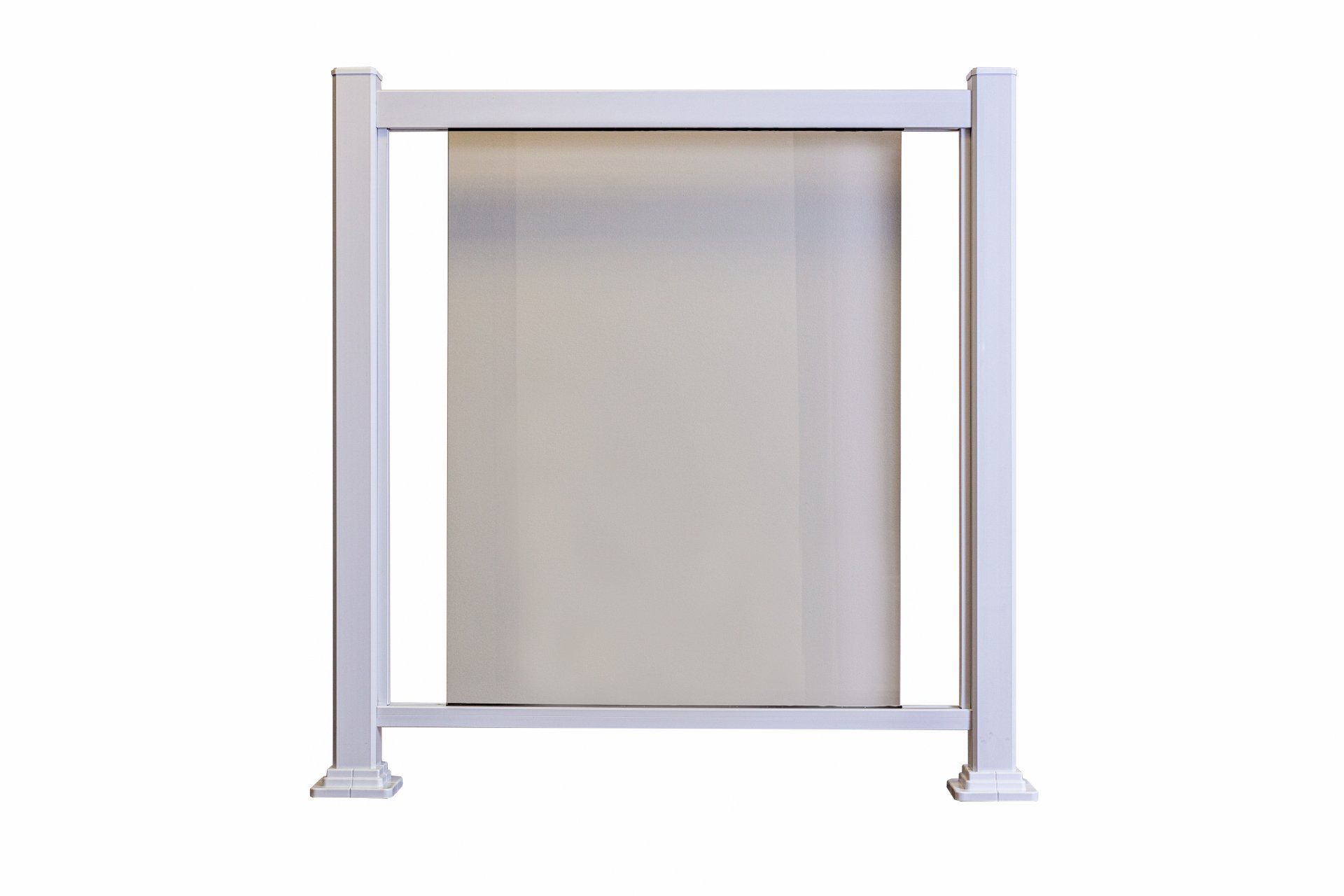 Une clôture blanche avec un panneau blanc dessus sur un fond blanc.