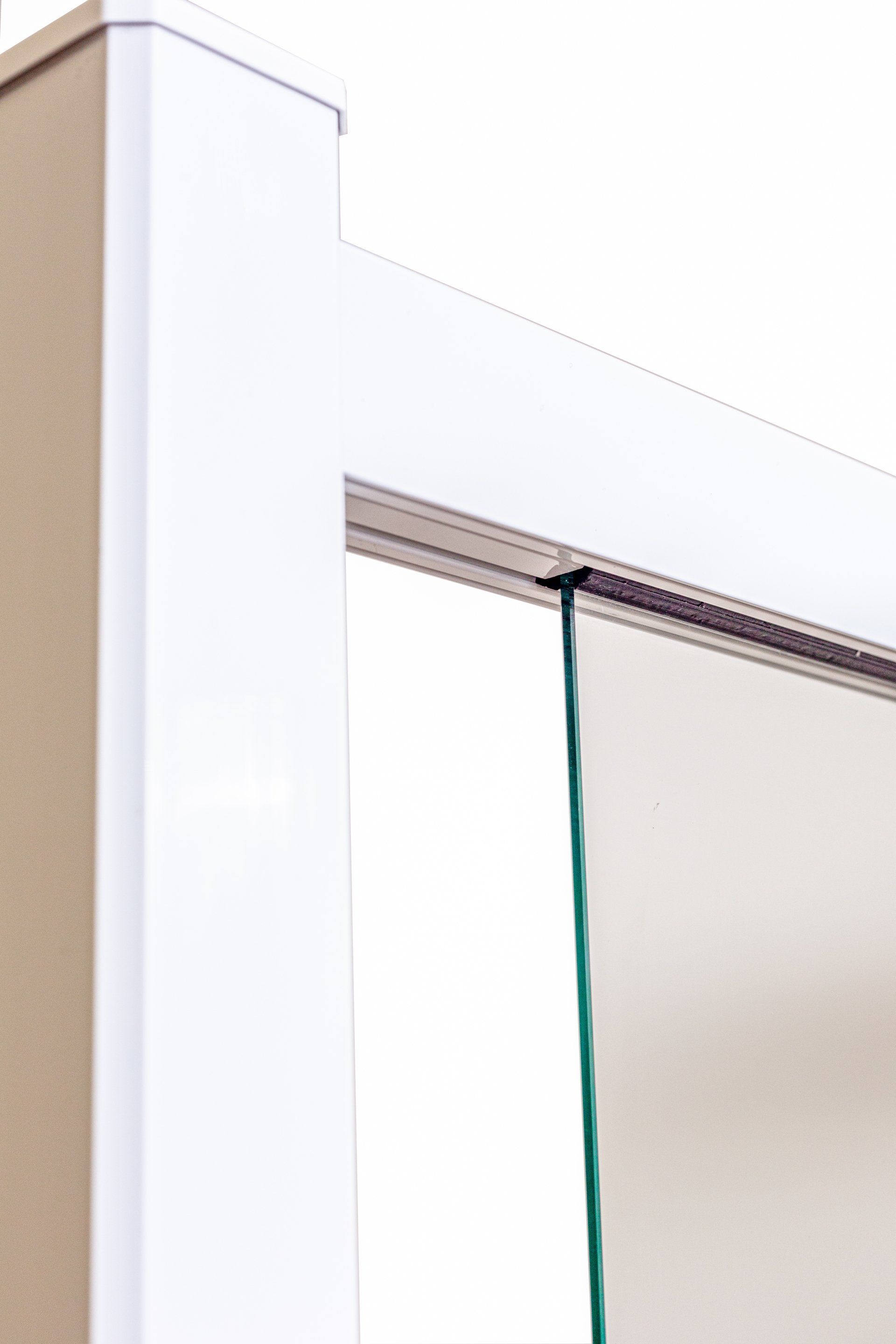 Un gros plan d'une porte coulissante en verre avec un cadre blanc.