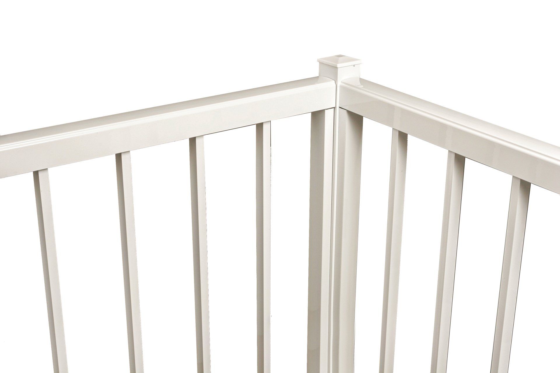 Un gros plan d'une balustrade blanche sur fond blanc.