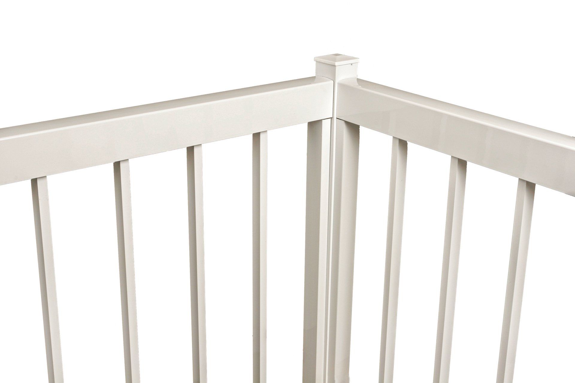 Un gros plan d'une balustrade blanche sur fond blanc.