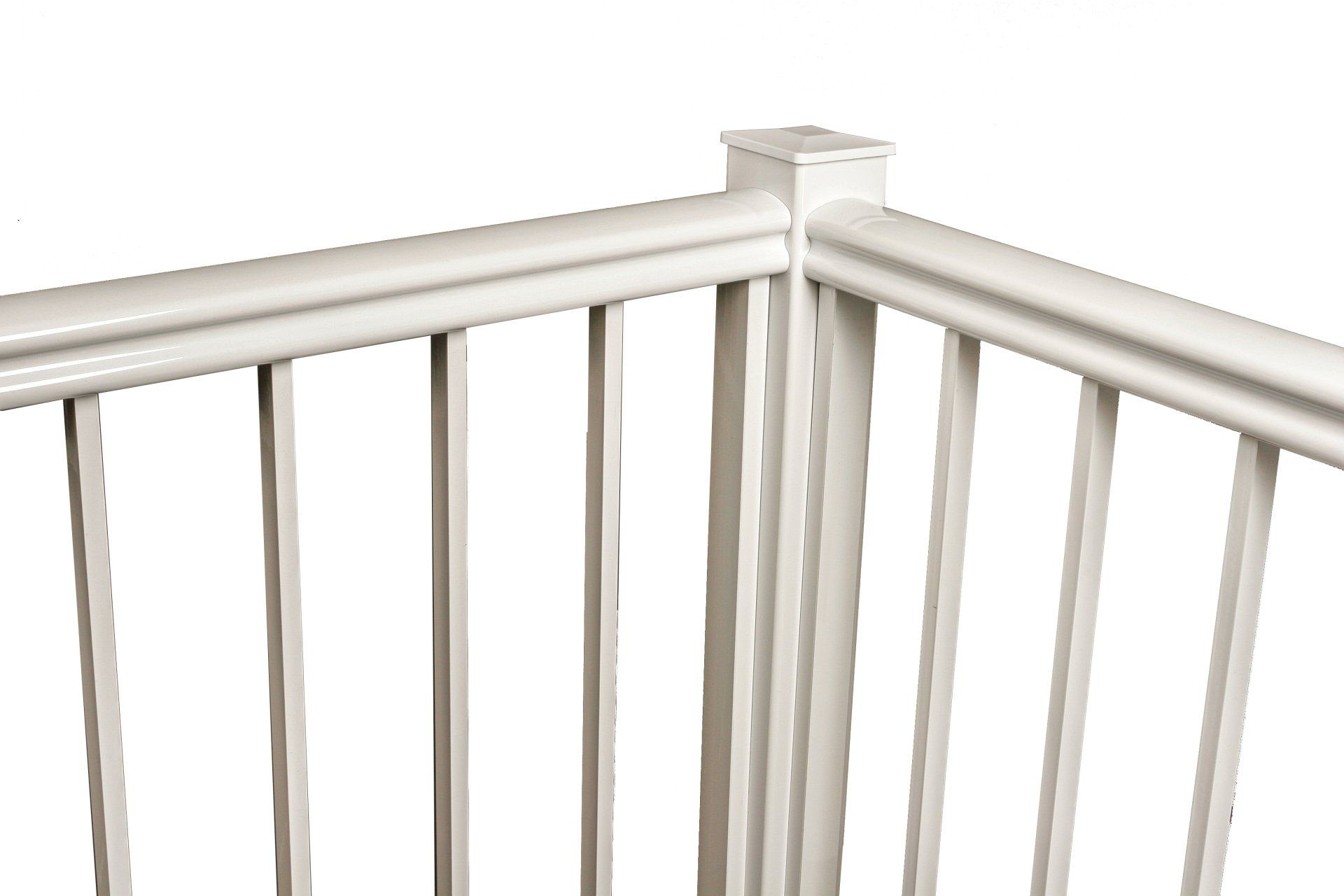 Un gros plan d'une balustrade blanche sur fond blanc.