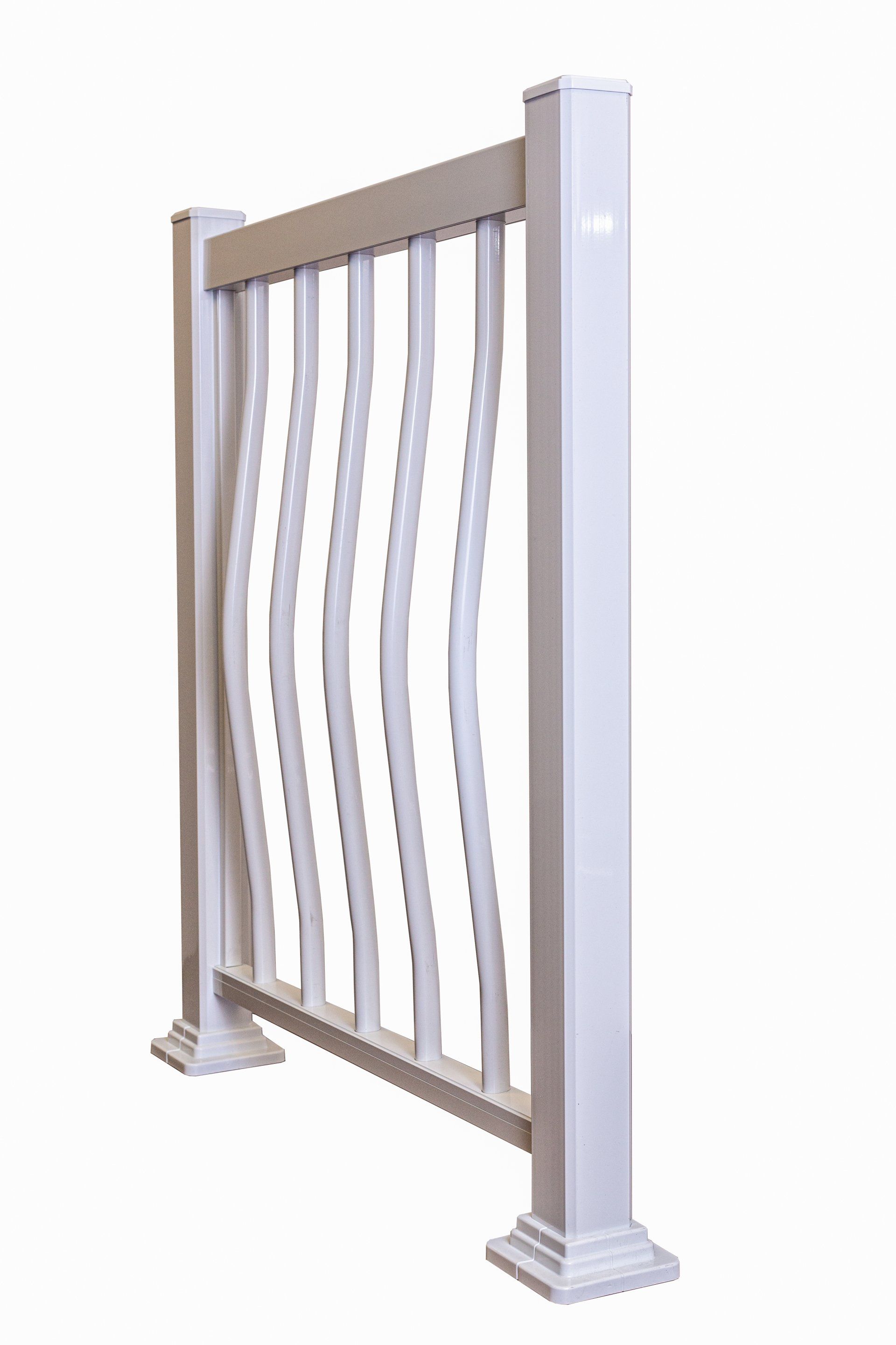 Une balustrade blanche avec un design incurvé sur fond blanc.