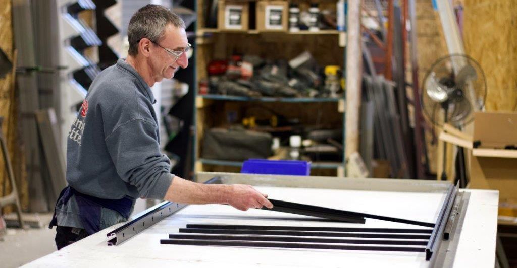 Une maison blanche avec une balustrade et des escaliers noirs