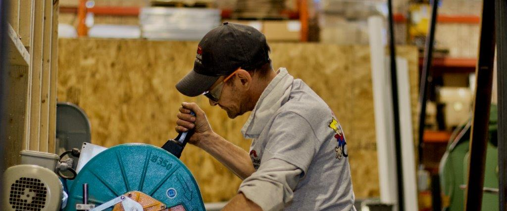 Un homme travaille sur une machine dans une usine.