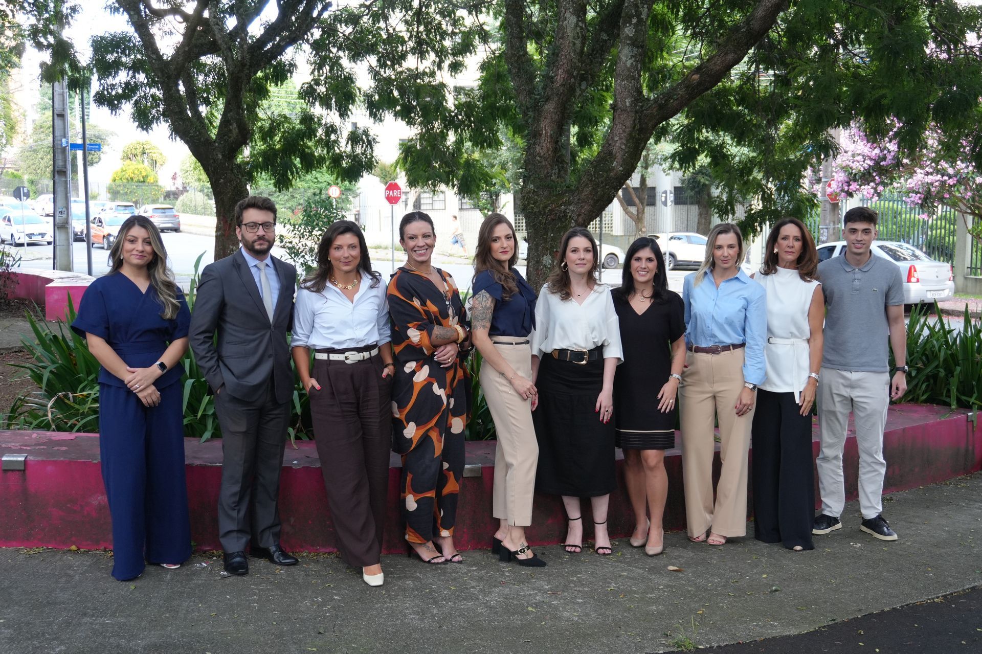 Um grupo de pessoas está posando para uma foto em uma sala.