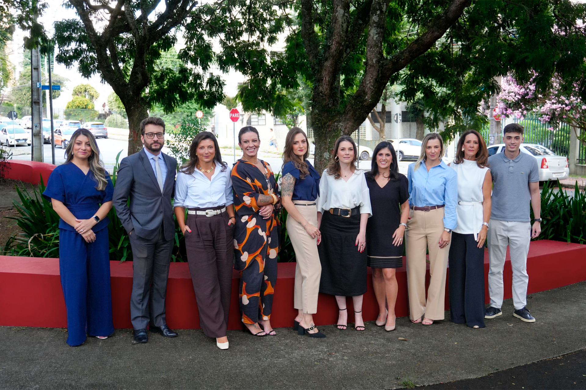 Um grupo de pessoas está posando para uma foto em uma sala.