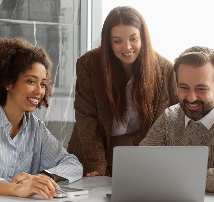 Um grupo de pessoas está olhando para um laptop juntos