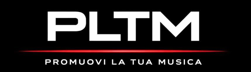 Logo PLTM in bianco su sfondo nero con linea rossa e testo &ldquo;PROMUOVILA TUA MUSICA&rdquo;
