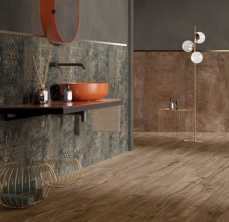 Bagno moderno con parete in pietra, lavabo sospeso, dettagli in rame e pavimento in legno.