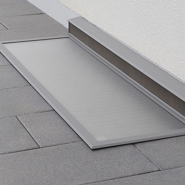 Polycarbonplatten bieten Schutz vor Regenwasser bei ISN Lichtschachtabdeckungen