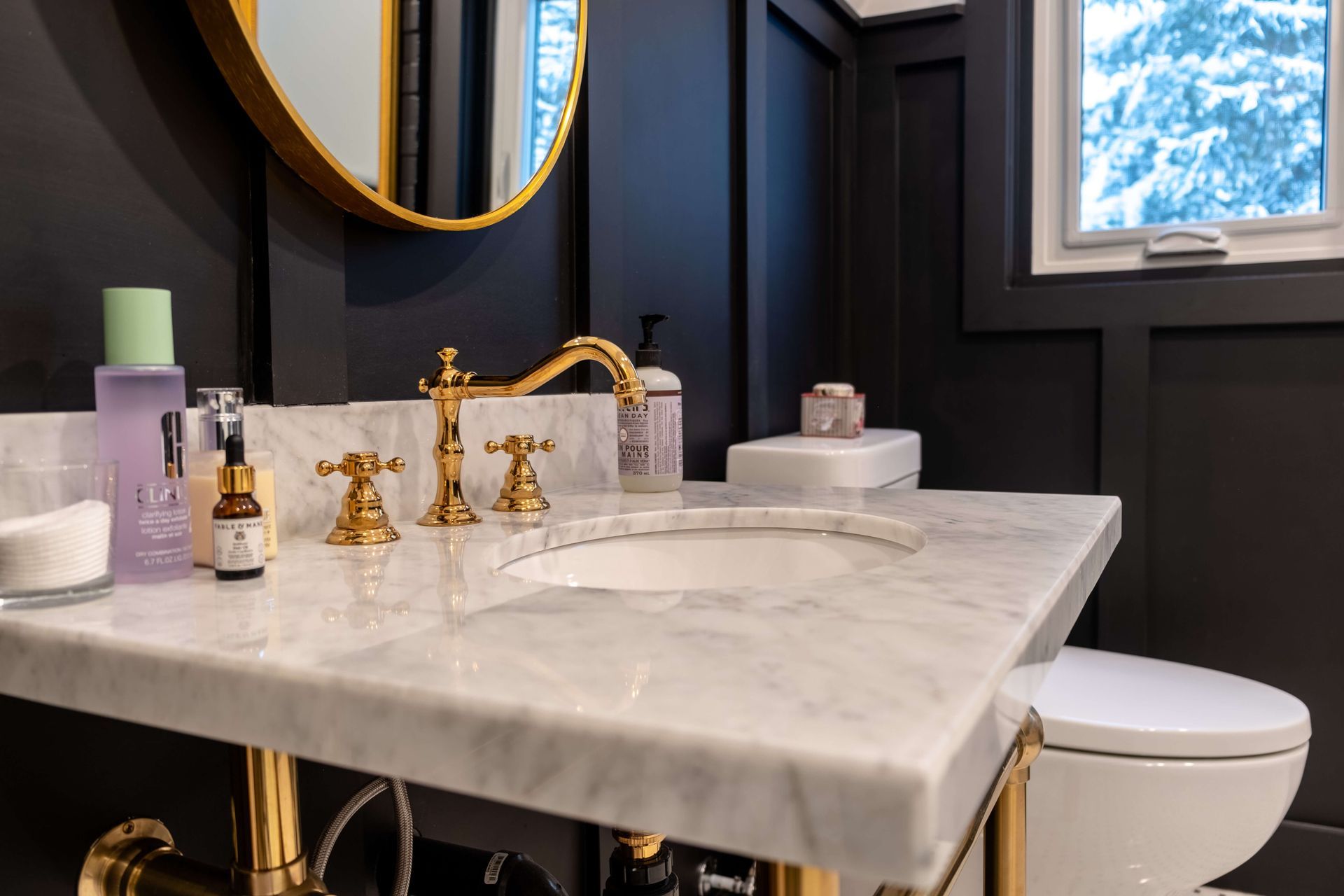 gold faucet on granite sink 