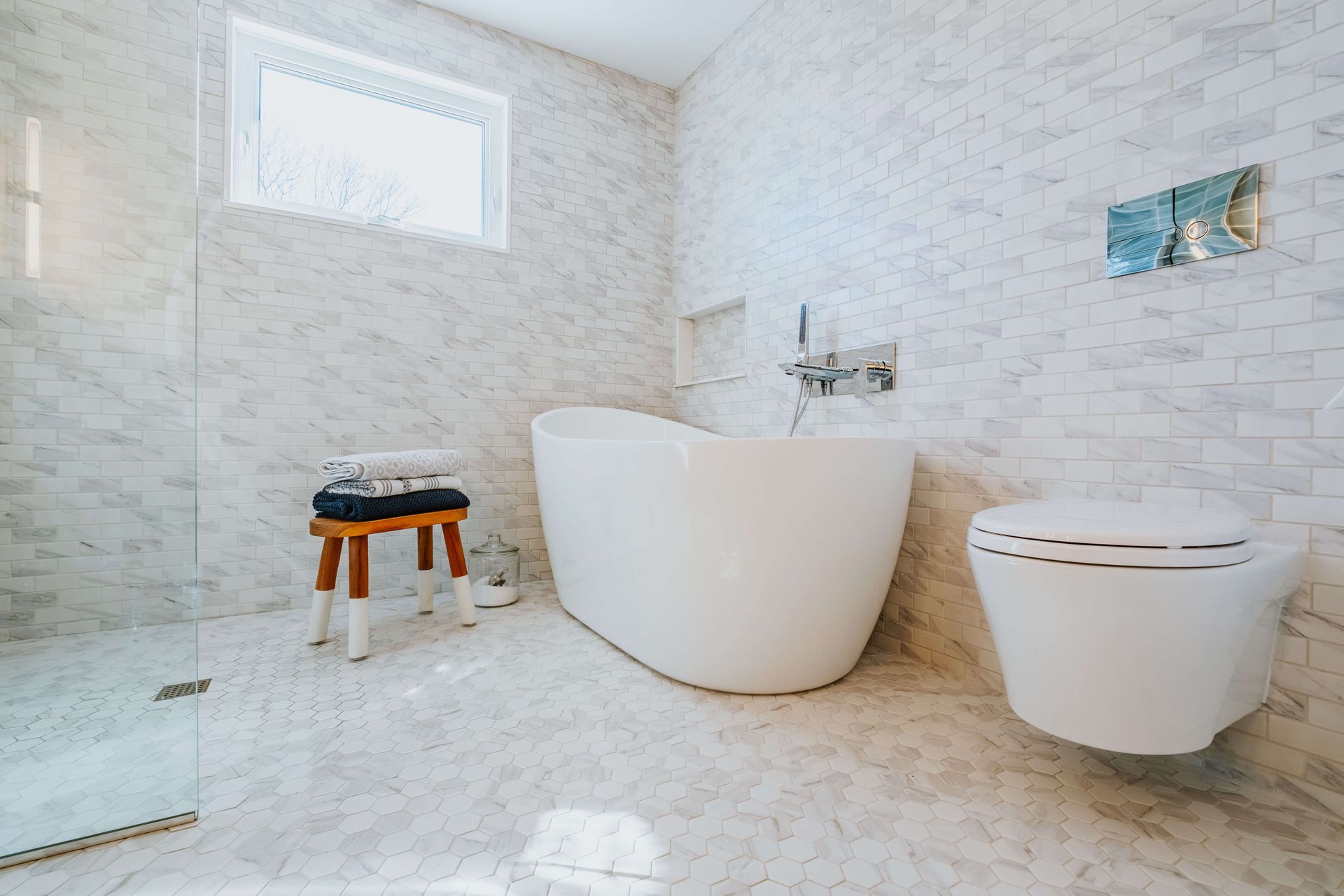 A bathroom with a bathtub and toilet.
