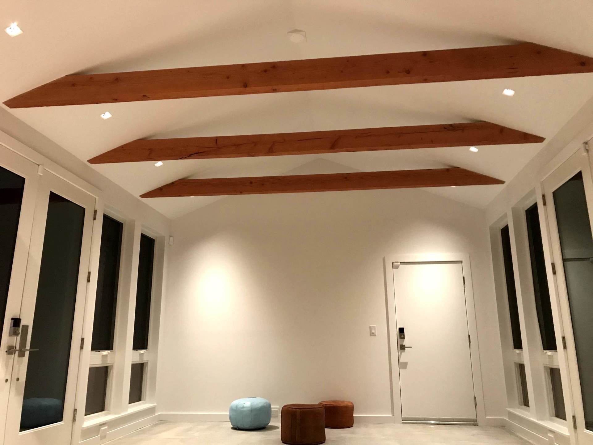 An empty room with wooden beams on the ceiling