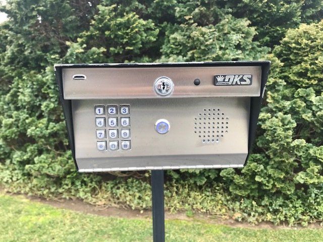 A silver box with the word dks on it