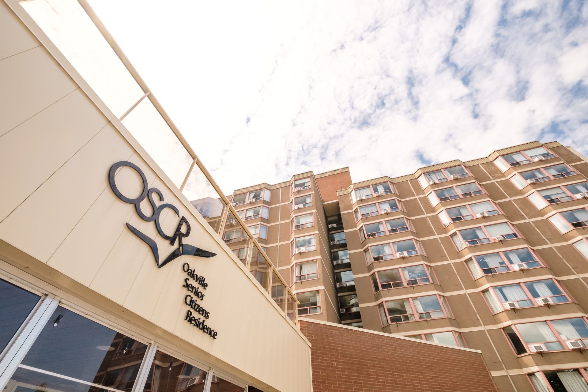 A large building with a sign that says oscar on it