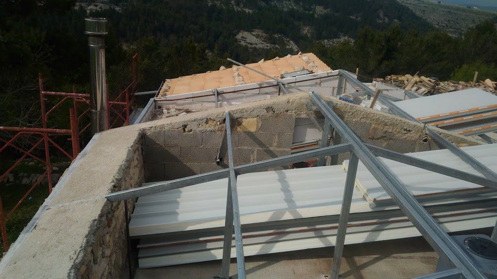 installazione nuovo tetto in un capannone