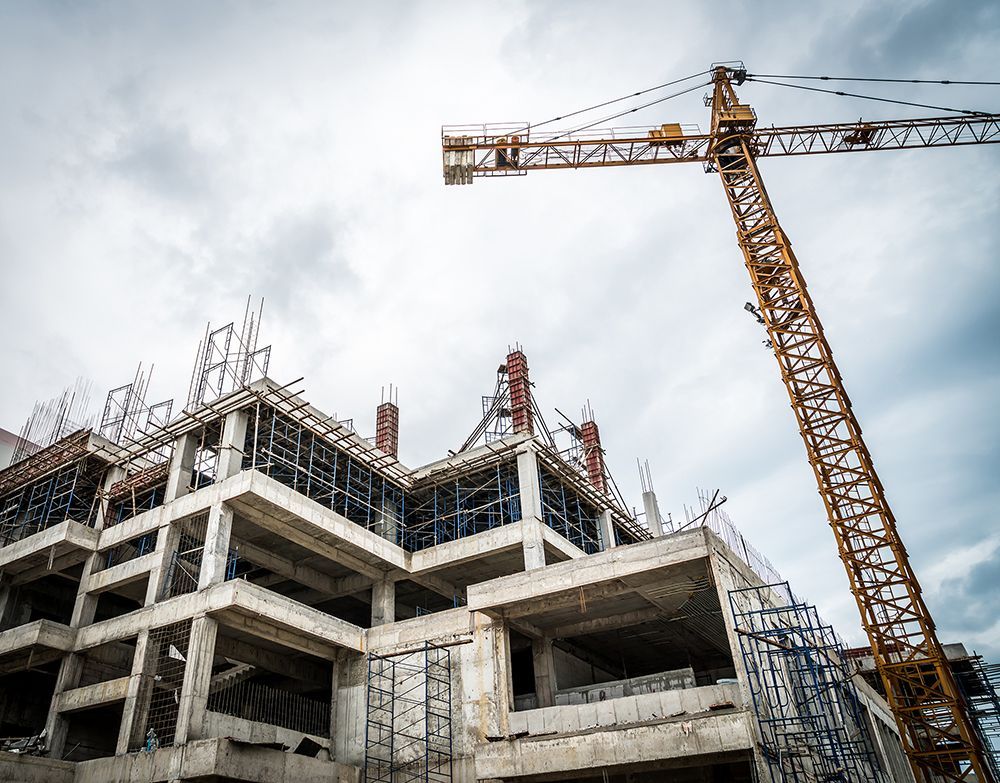 gru in azione in un cantiere edile