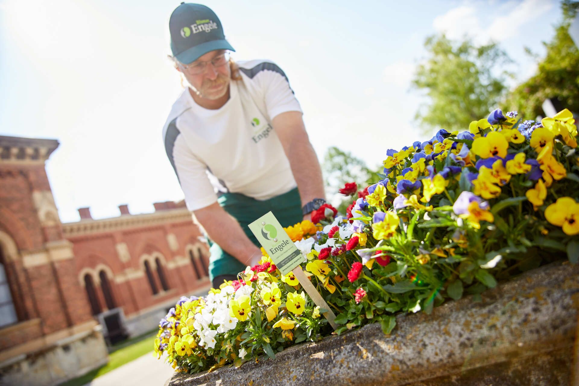 Gärtner mit Frühlingspflanzung