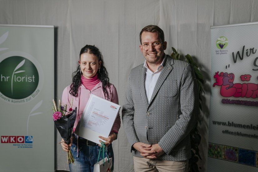 Siona mit Bundesinnungsmeister Johann Obendrauf bei der Zeugnisverleihung