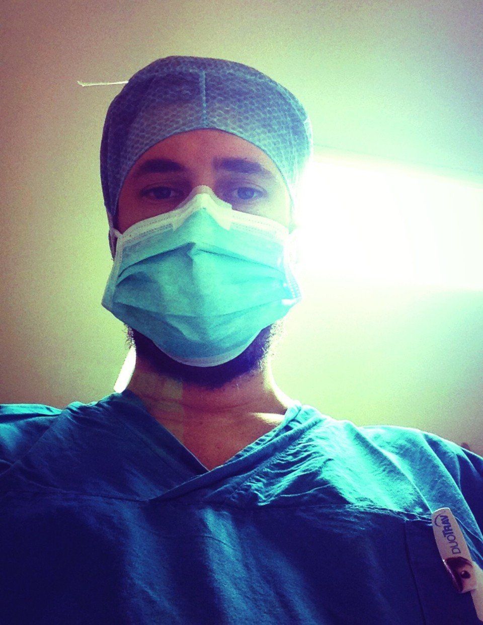 oculista con maschera per operazione