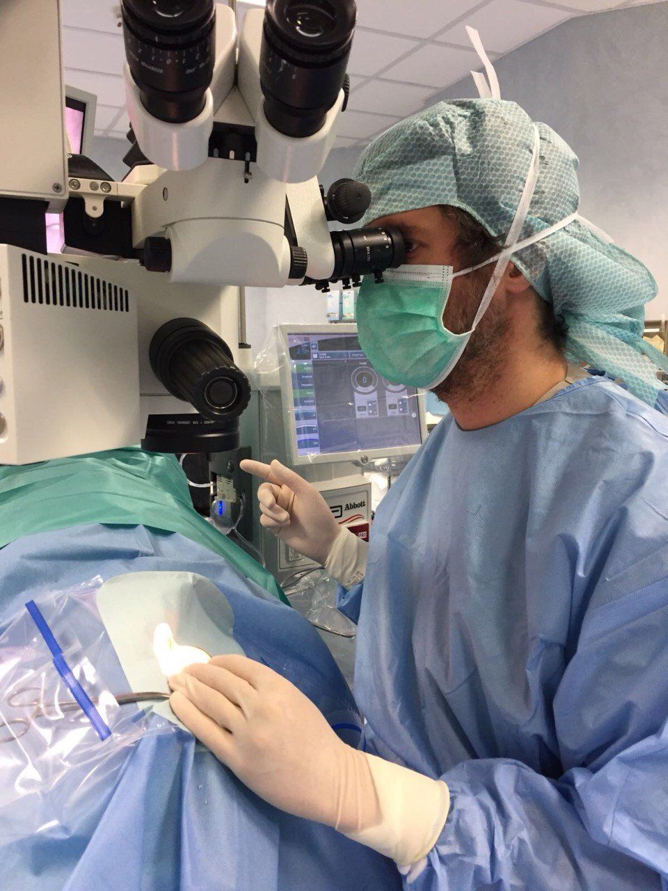 oculista in sala operatoria