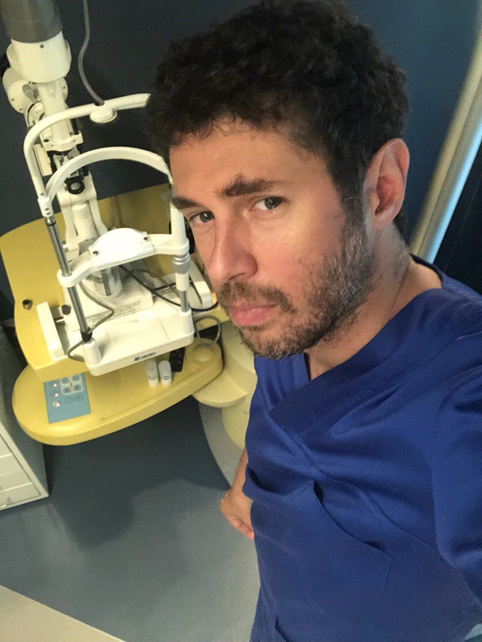 oculista con macchinario per controllo della vista