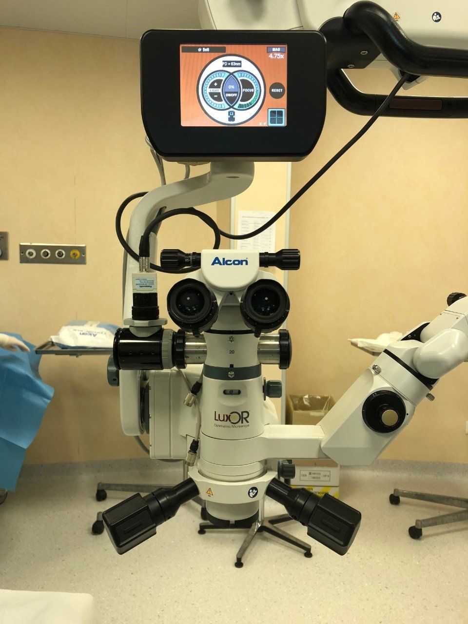 macchinario per chirurgia oculistica