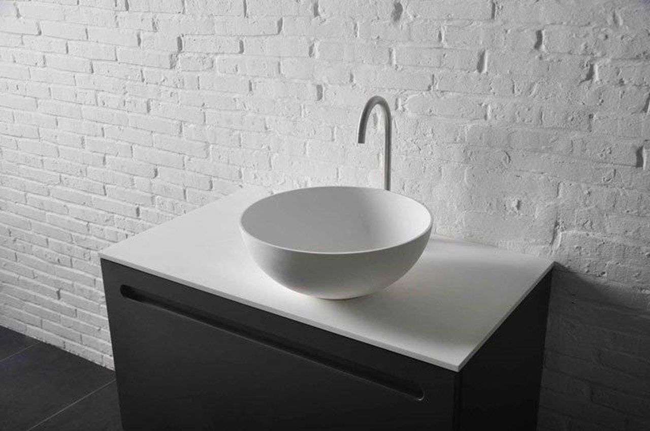 Associer technicité contemporaine et élégance artisanale dans un lavabo de qualité
