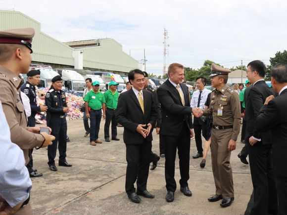 Dr. Paul T. Carter w/ Thai officials.