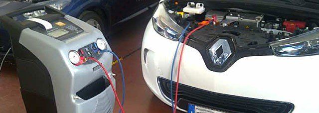 macchinario per manutenzione aria condizionata collegato ad auto