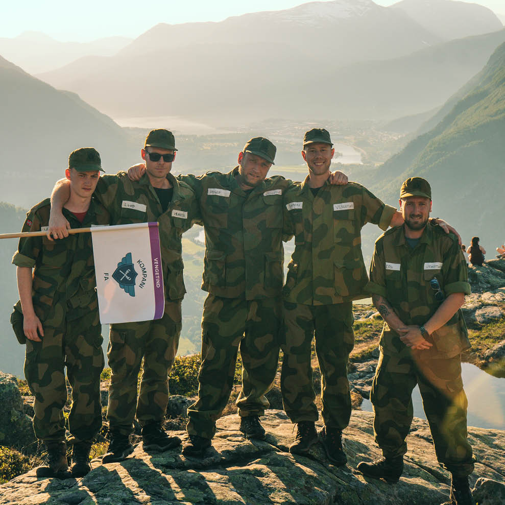 Ansatte i A. Aulie på et fjell på teambuilding-tur i Rauma