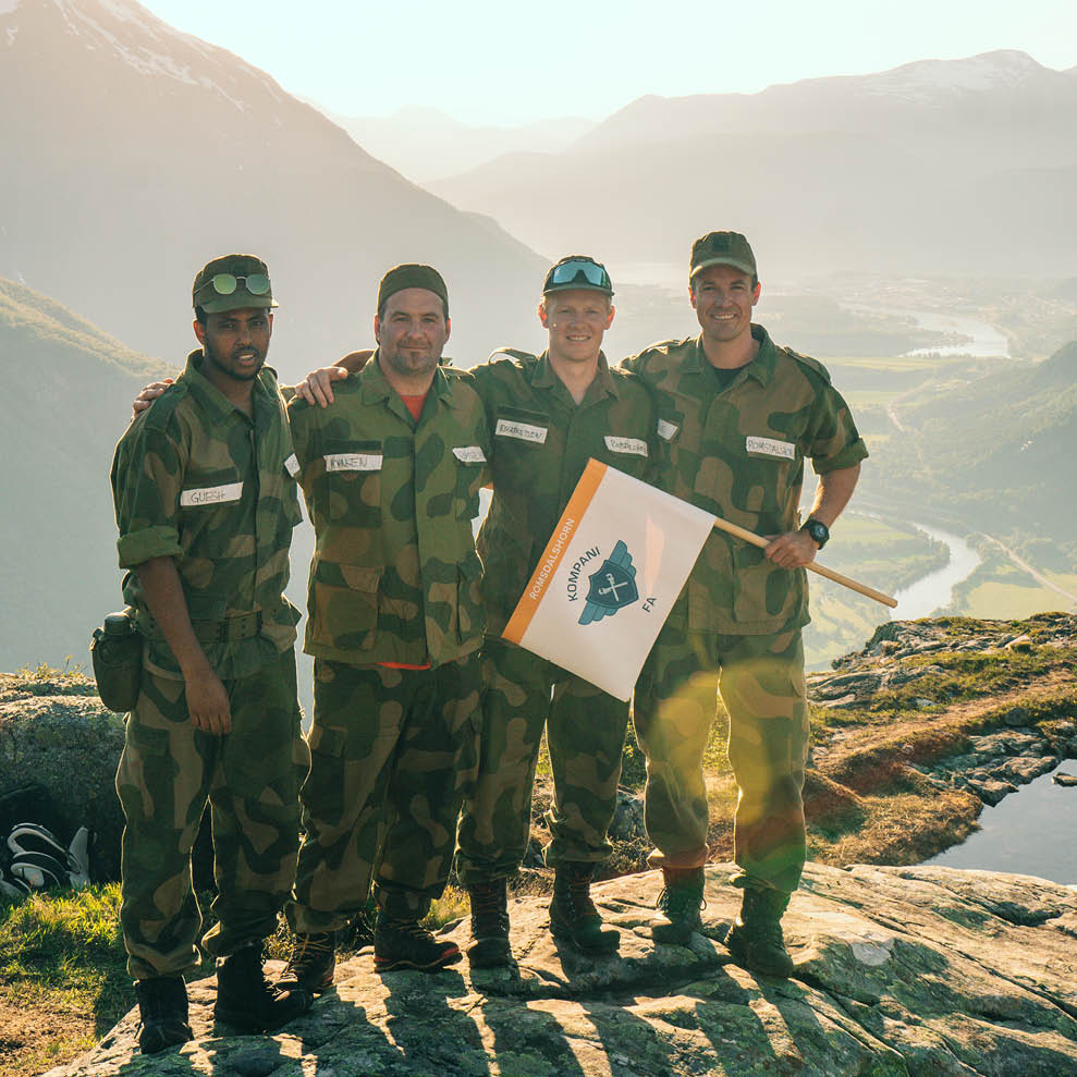 Ansatte i A. Aulie på et fjell på teambuilding-tur i Rauma