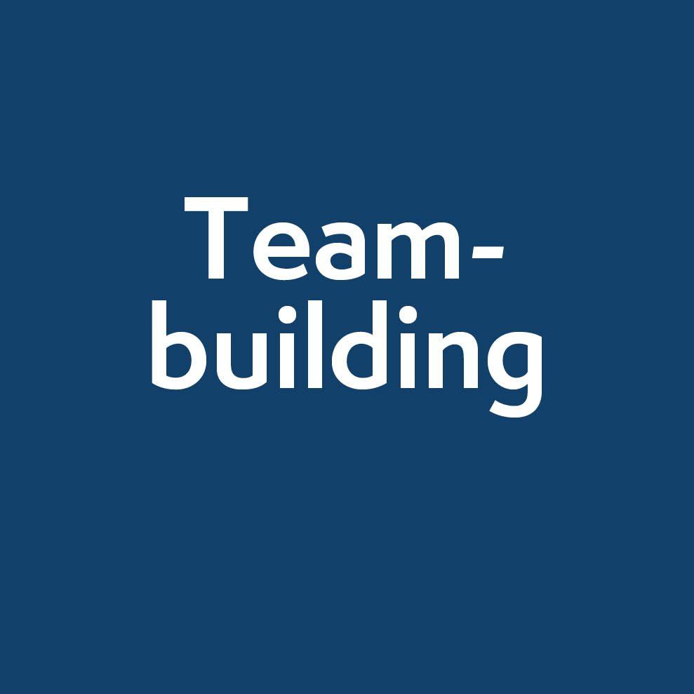 Blå bakgrunn med tittelen Teambuilding