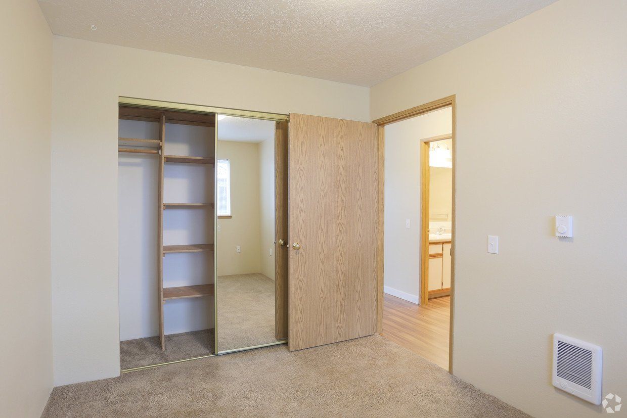 Briar Ridge Apartments Crest Properties, Inc.