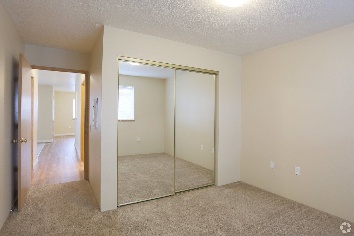 Briar Ridge Apartments Crest Properties, Inc.