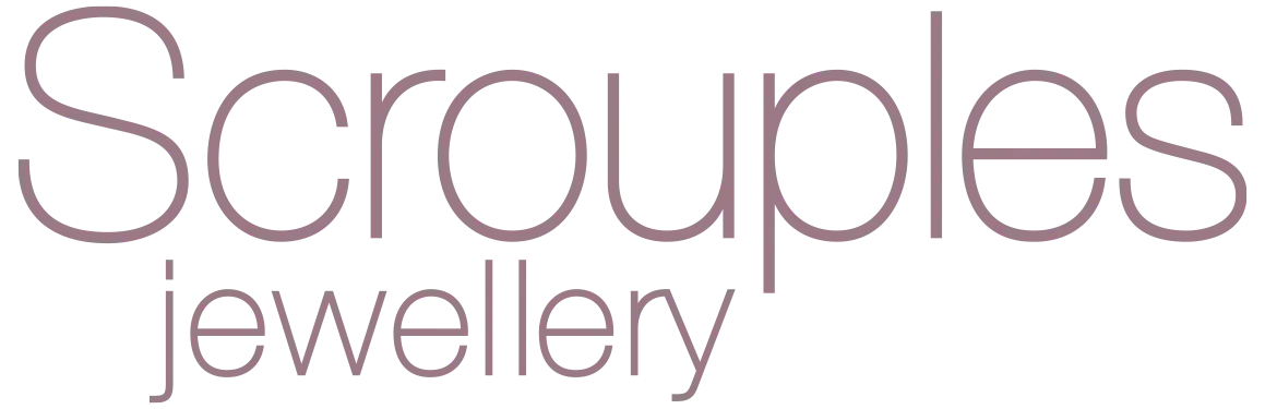 Scruples smykkelogo i lyserød tekst på en hvid baggrund