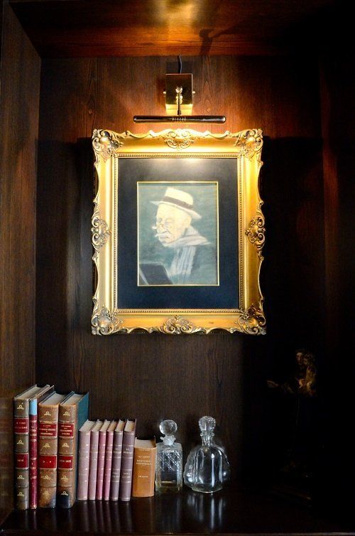 un dipinto raffigurante un signore con un cappello e dei baffi