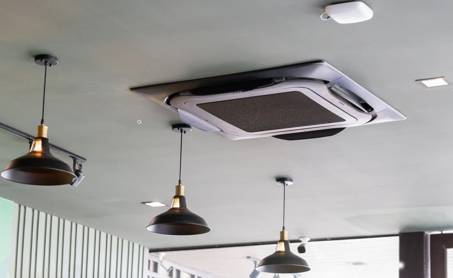 A ceiling fan is hanging from the ceiling of a restaurant.