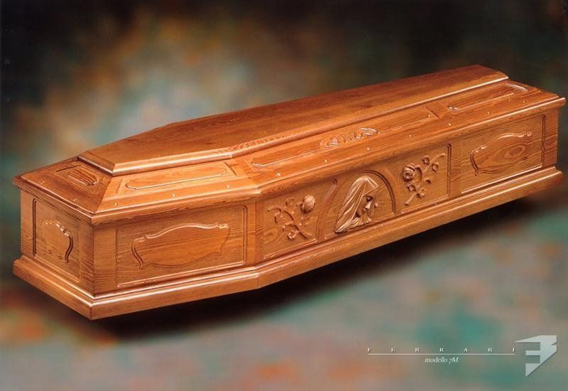 cofano funebre in legno decorato