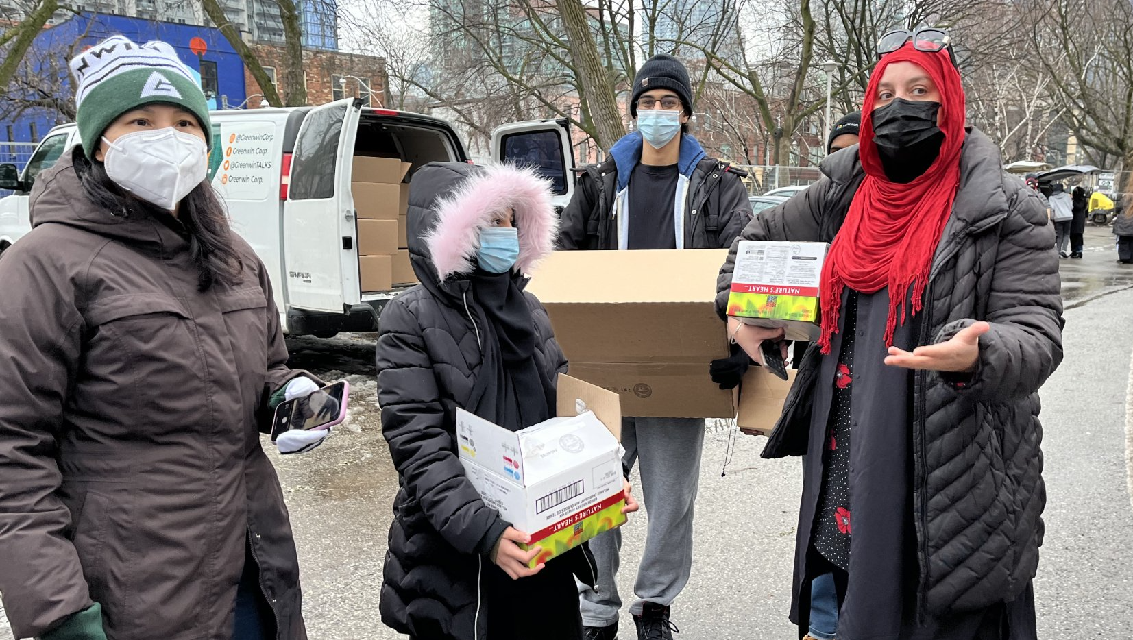 Volunteers delivering food