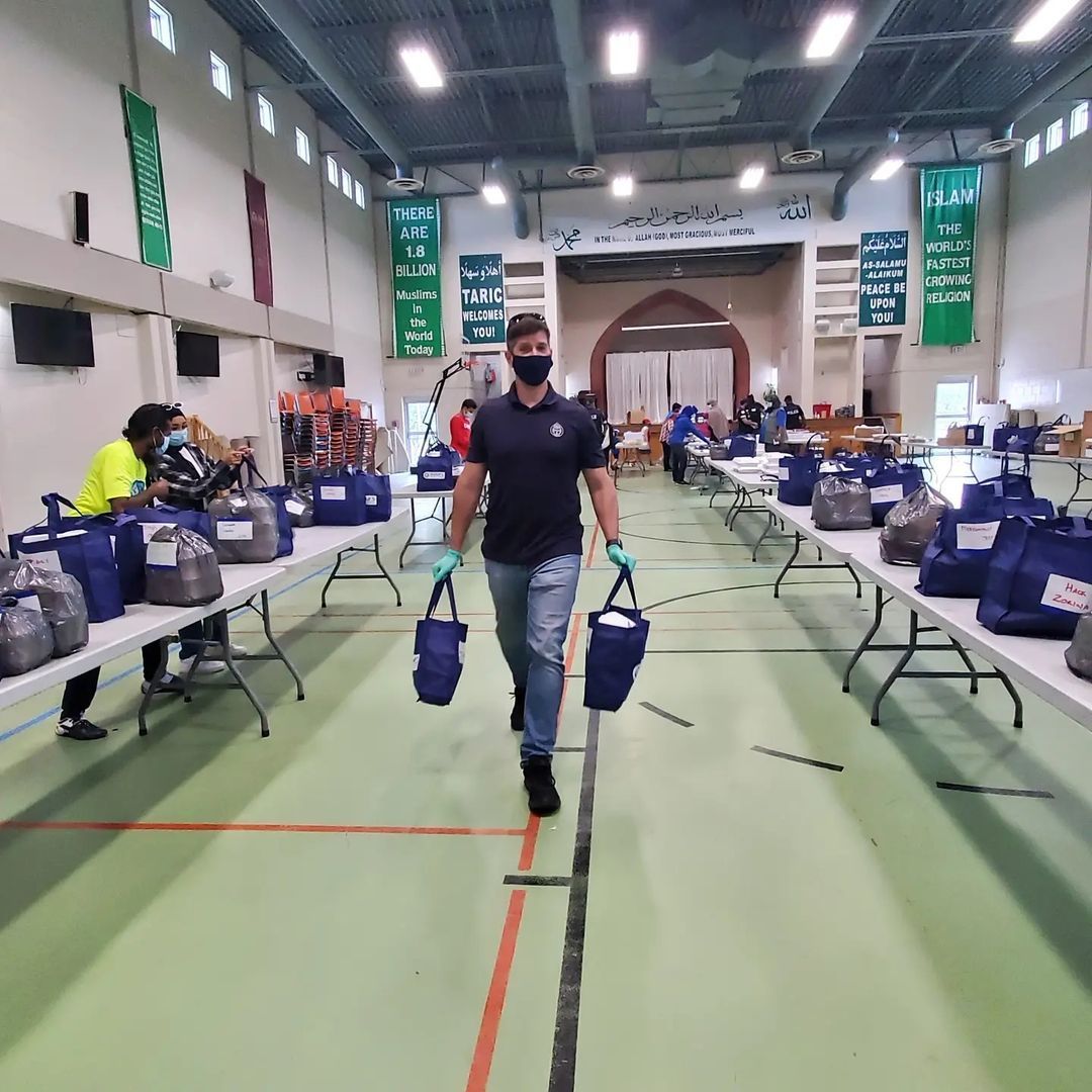 Volunteer carrying bags of food