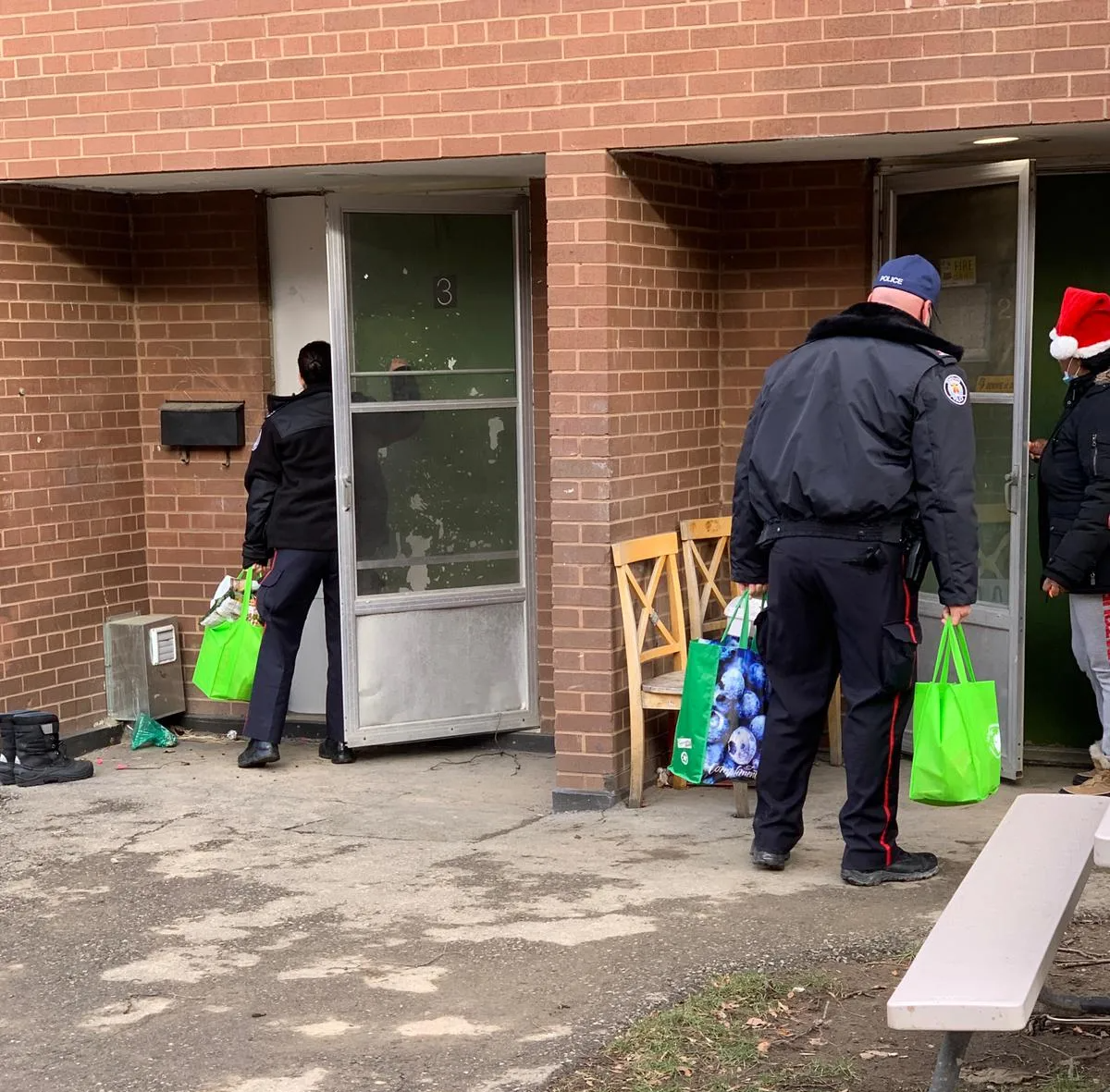 officers-delivering-food-in-communinty_03