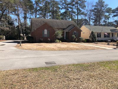 A row of houses are sitting next to each other in a residential area.
