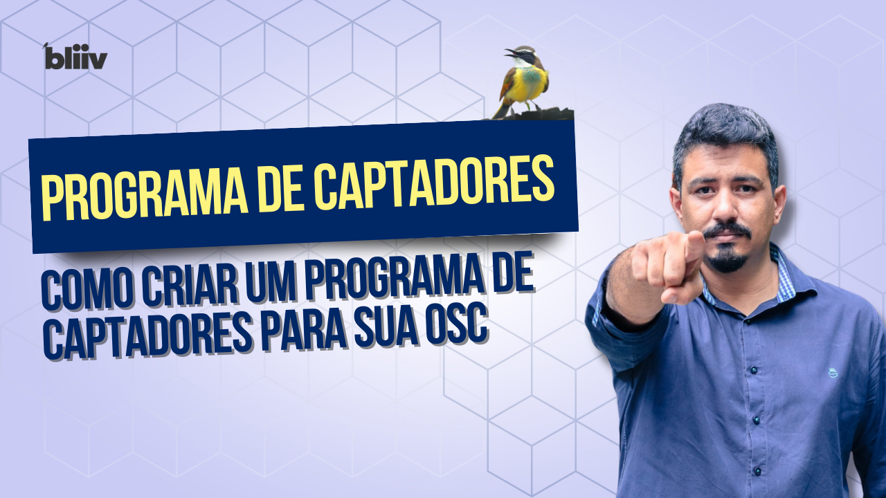 Um homem apontando para a câmera com um pássaro sentado em cima de uma placa que diz programa de captadores