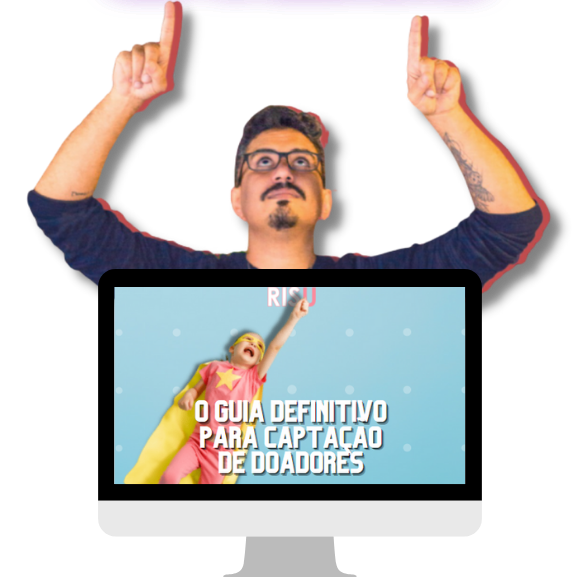 Um homem com os braços para cima ao lado de uma tela de computador que diz