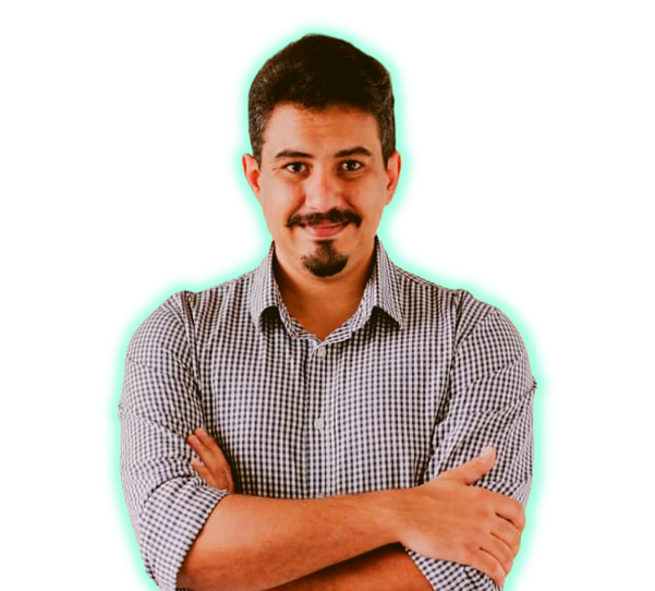 Um homem com os braços cruzados está vestindo uma camisa xadrez