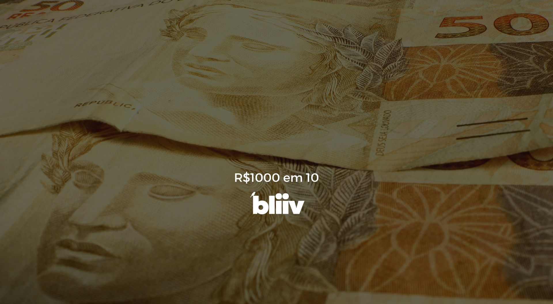 Uma pilha de dinheiro brasileiro está uma em cima da outra sobre uma mesa.