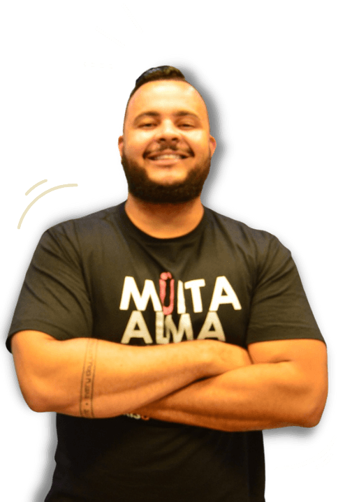Um homem vestindo uma camisa preta que diz muita ama